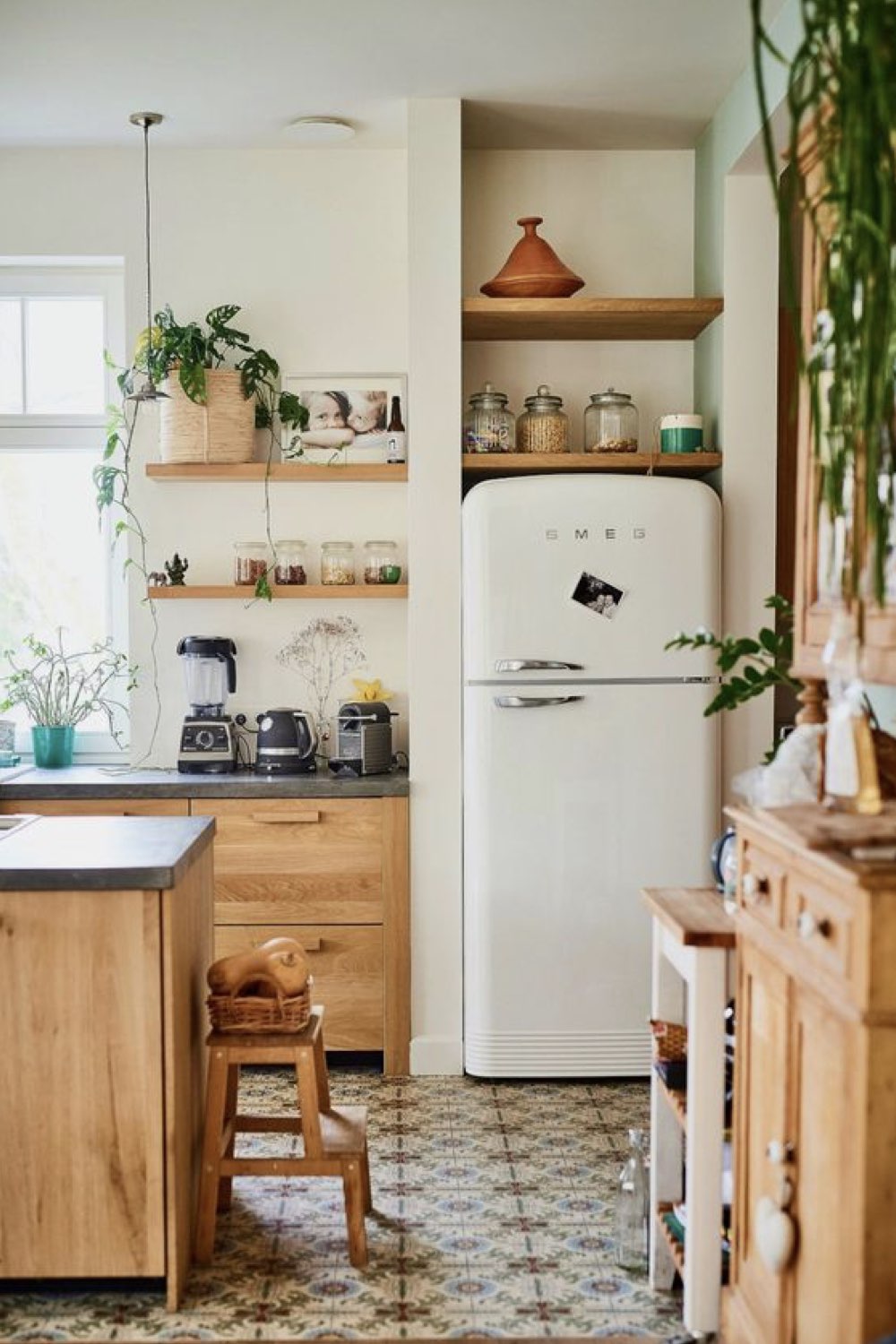 decoration cuisine moderne idees frigo smeg blanc meuble en bois simplicité familial chaleureux