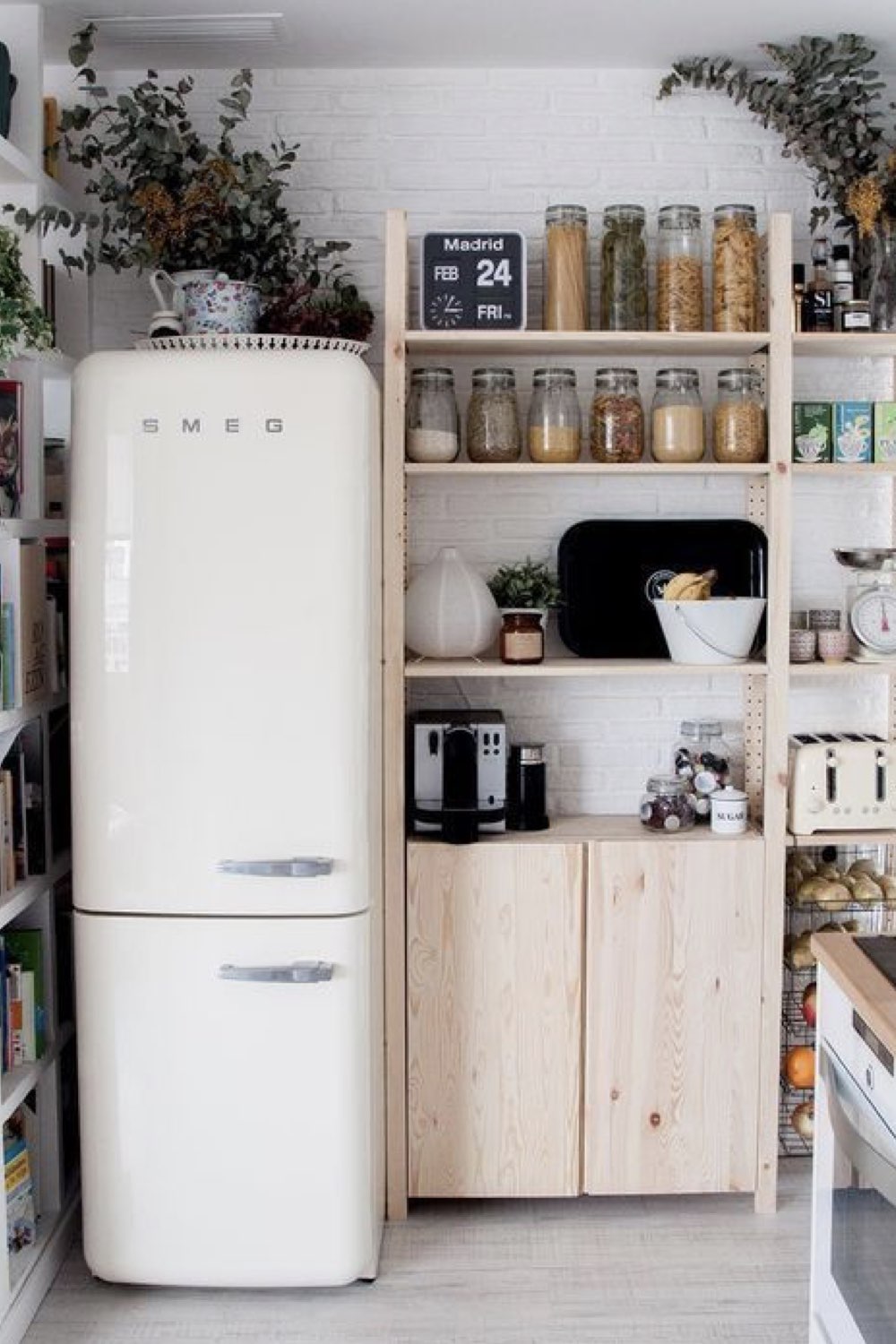 decoration cuisine moderne idees smeg réfrigérateur blanc vintage grand format étagère en bois meuble appoint plus de rangement