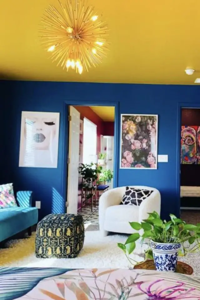 decoration interieur color bloc bleu et jaune salon pièce à vivre peinture mur et plafond
