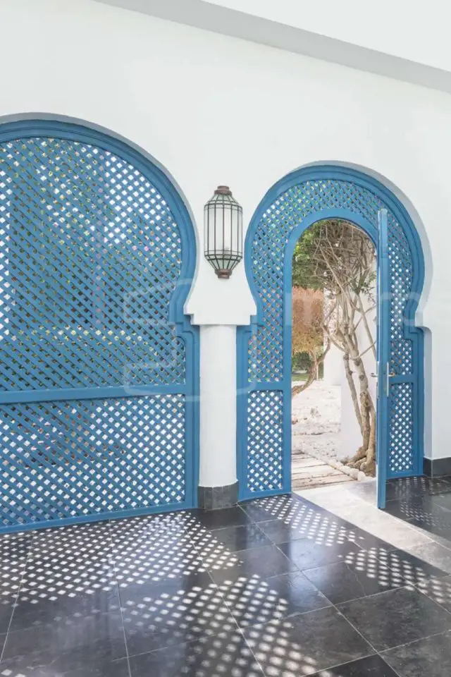 decoration interieure orientale exemple bleu et blanc porte moucharabieh architecture porte cintrée