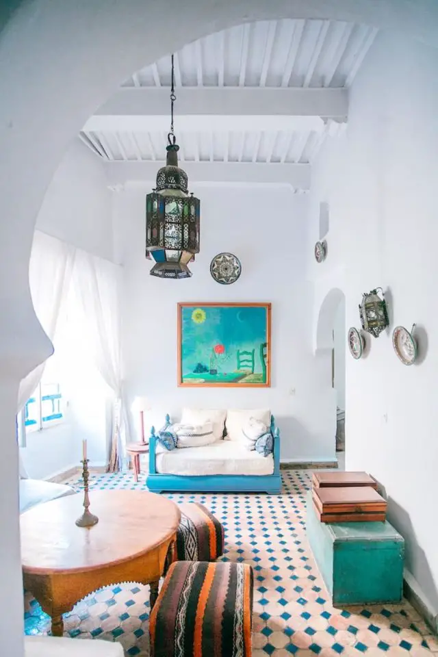 decoration interieure orientale exemple ambiance moderne héritage carrelage mosaïque divan sofa salon bleu et blanc voyage boho