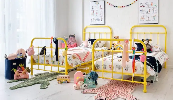 decorer chambre enfant couleur jaune association mariage couleur lit meuble décor mural