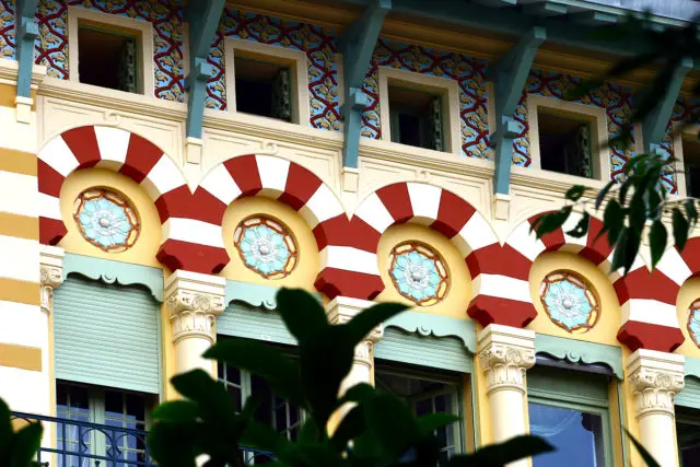 details facade heritage orientalisme couleur motif arc et voute hôtel à nice voyageur bohème
