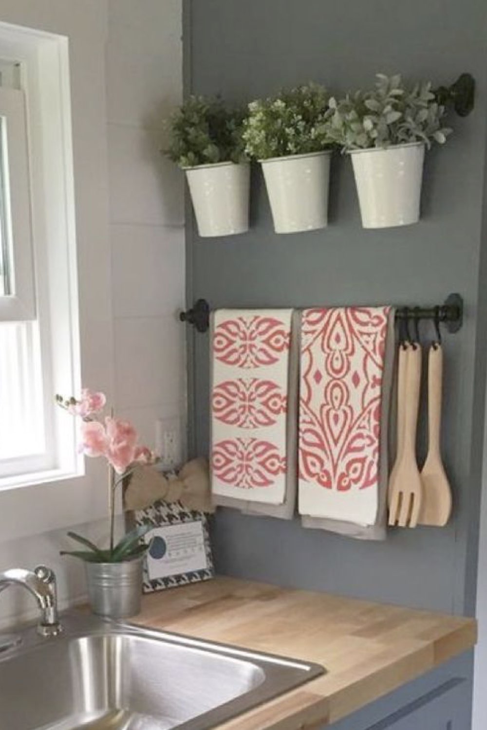 exemple reussir deco cuisine pan de mur peinture grise suspendre accrocher torchon pot de fleur facile à faire