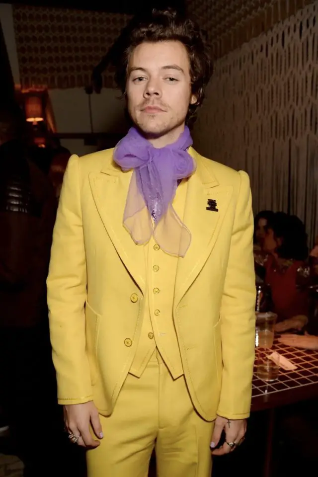 fan harry styles decoration inspiree tenue jaune et foulard violet brit Awards