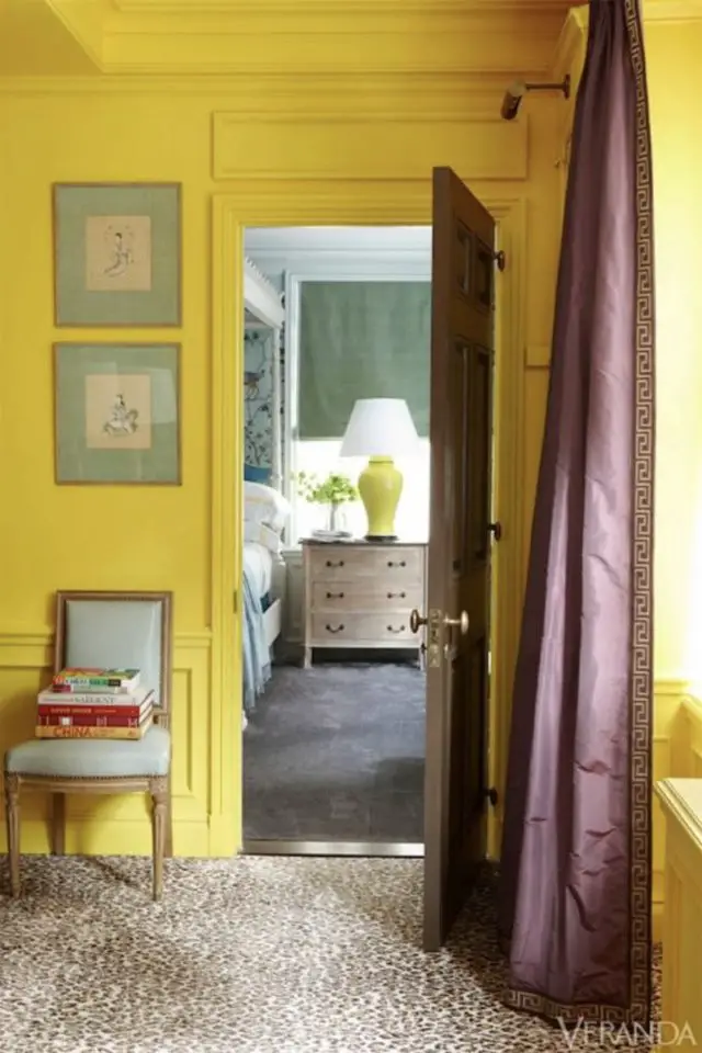 fan harry styles decoration inspiree tenue peinture jaune rideaux violet moulure solaire élégant