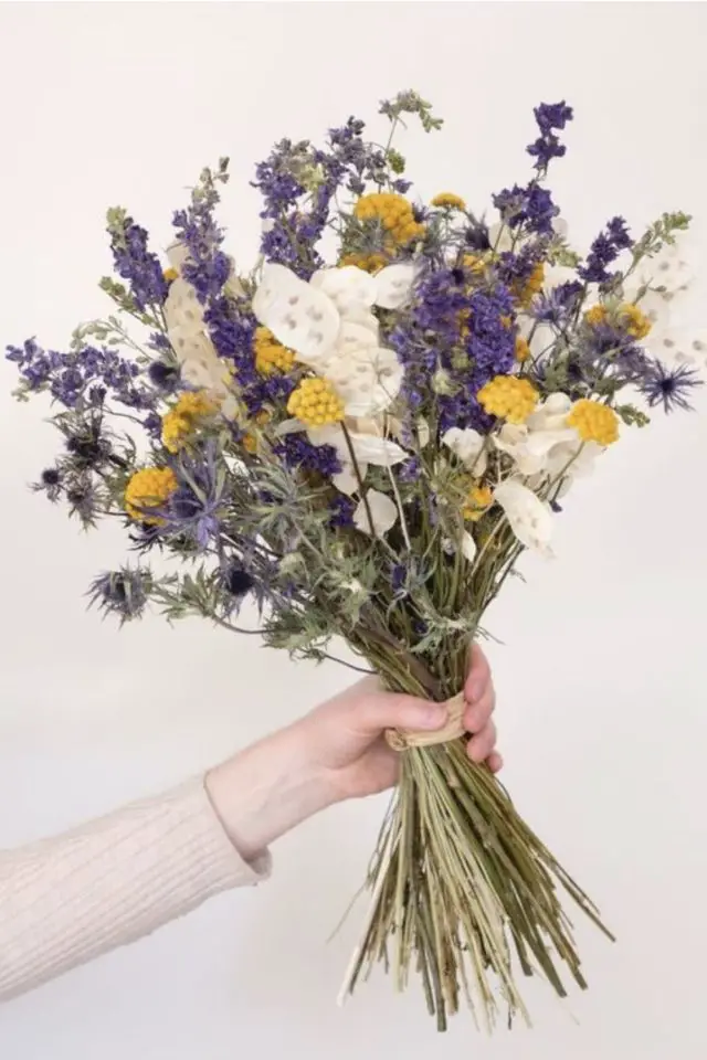 fan harry styles decoration inspiree tenue bouquet de fleur violette et jaune décor facile