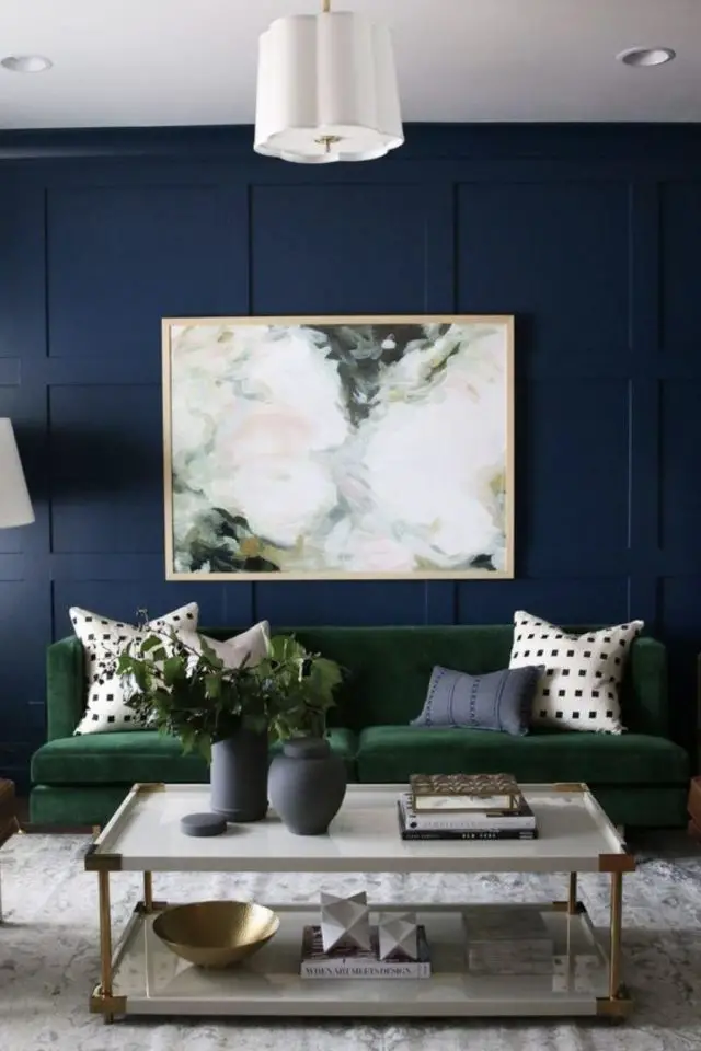 harry styles tenue idee decoration interieure chic élégant salon couleur sourde peinture moulure bleu canapé vert