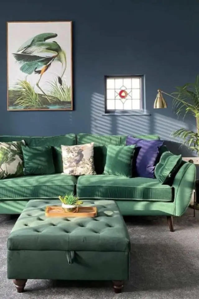 harry styles tenue idee decoration interieure mur bleu peinture canapé vert moderne chic salon séjour
