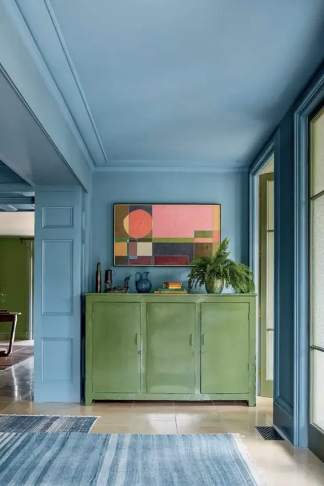 harry styles tenue idee decoration interieure loggia peinture mur plafond bleu moulures meuble vintage vert 