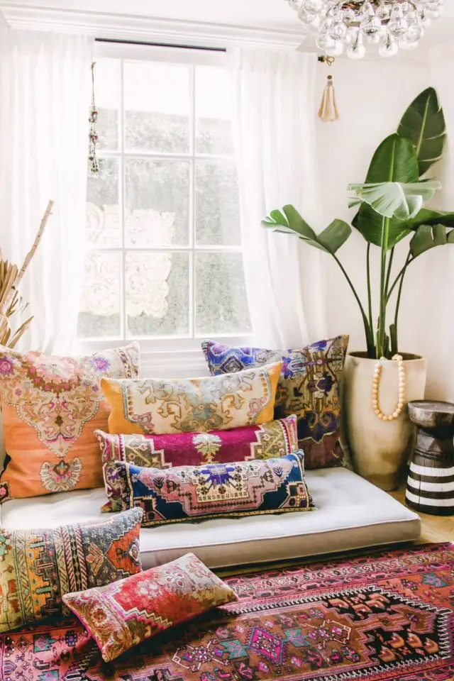 histoire deco interieur style oriental tapis coussin matelas de sol salon bohème chic coloré plante exotique