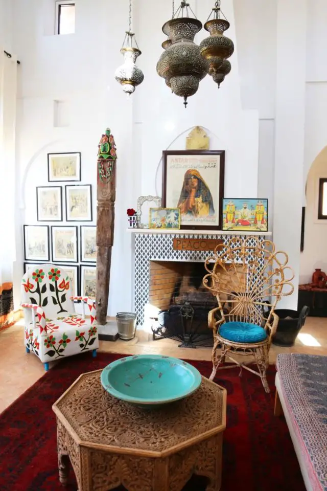 histoire deco interieur style oriental salon séjour cheminée mosaïque blanc bleu affiche murale tapis oriental persan