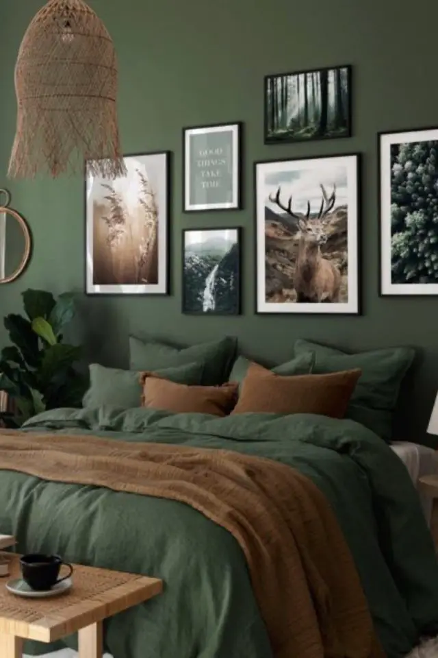 inspiration tenue harry styles vert et marron chambre adulte style nature vert sauge peinture linge de lit cadres