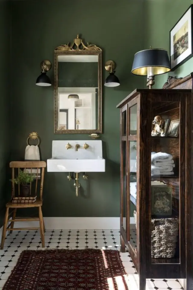 inspiration tenue harry styles vert et marron salle de bain classique chic élégant peinture vert sauge meuble vitrine ancien miroir en laiton