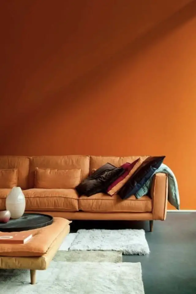interieur couleur deco orange exemple peinture ton sur ton canapé moderne salon sol gris béton ciré