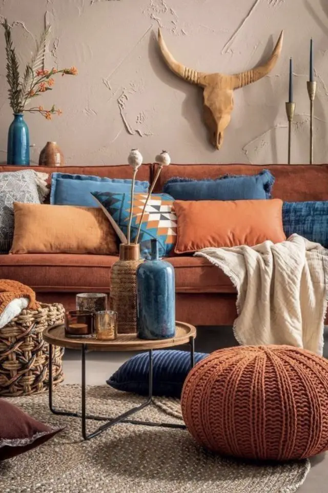 interieur couleur deco orange exemple canapé moderne cosy association coussin bleu contraste chaud froid