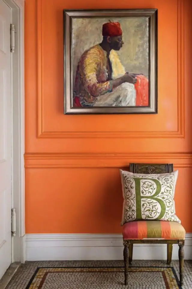 interieur couleur deco orange exemple esprit classique chic moulures murales relief tableau chaise textile élégant