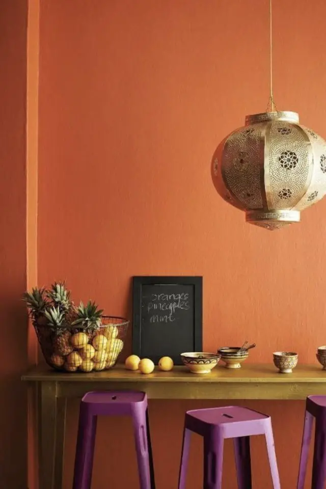 interieur couleur deco orange exemple salle à manger moderne peinture table en bois tabouret Tolix couleur prune