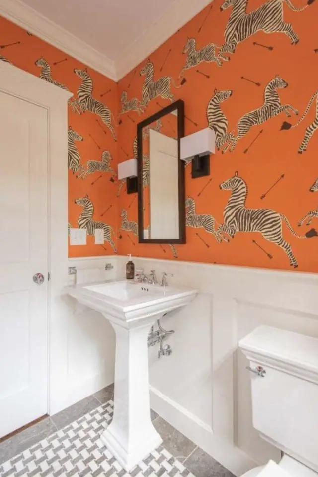 interieur couleur deco orange exemple papier peint motif animaux zèbre soubassement blanc salle de bain classique chic