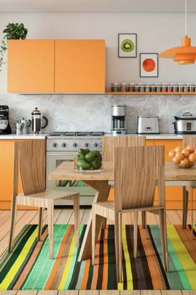 interieur couleur deco orange exemple façade de cuisine original colorée crédence grise atmosphère lumineuse bonne humeur