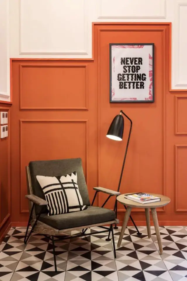 interieur couleur deco orange exemple mur en relief moulure ancienne classique et moderne salon séjour bi colore soubassement peinture original fauteuil gris
