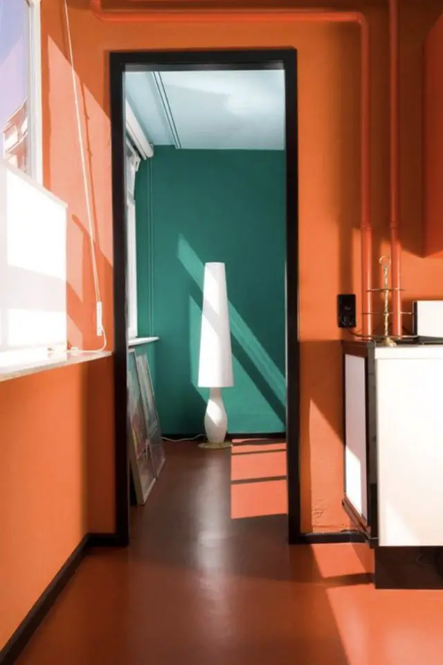 interieur couleur deco orange exemple peinture mur liseré noir boiserie encadrement porte élégant