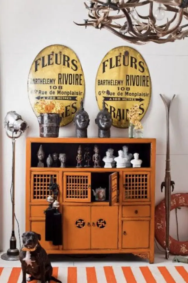 interieur couleur deco orange exemple meuble vintage ancien peinture patinée sur mur blanc objets brocante