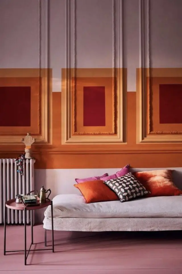 interieur couleur deco orange exemple décor mural original moulure différentes nuances de couleur salon séjour banquette day bed