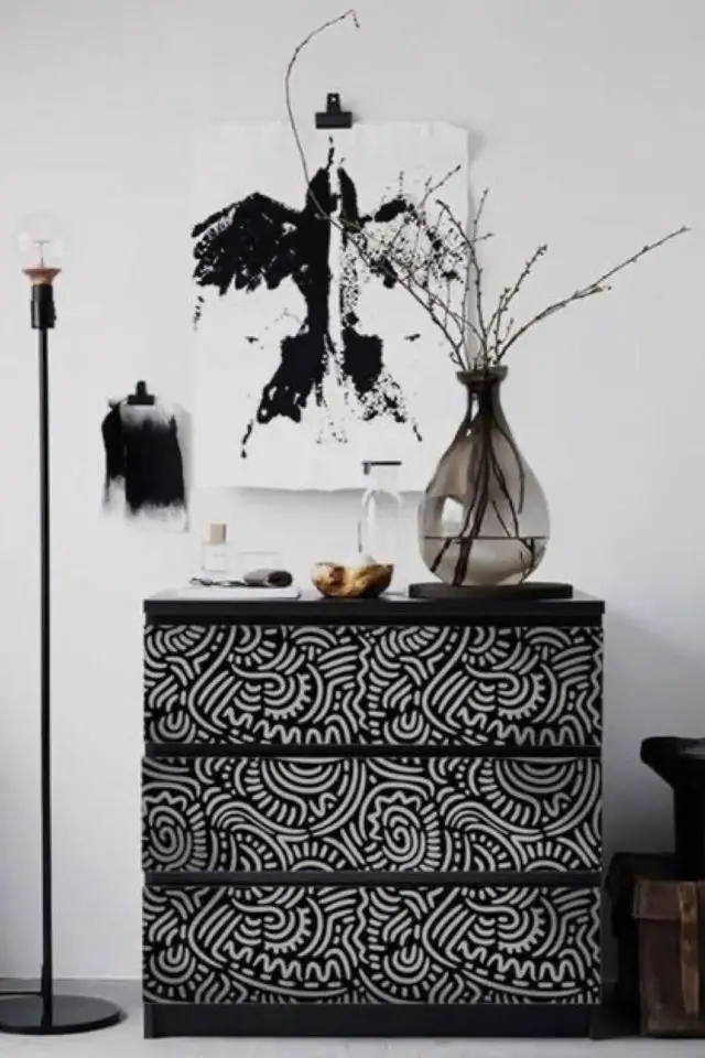 meuble ikea relooking motif idees commode chambre à coucher personnalisée noir et blanc moderne posca abstraits DIY à faire soi-même