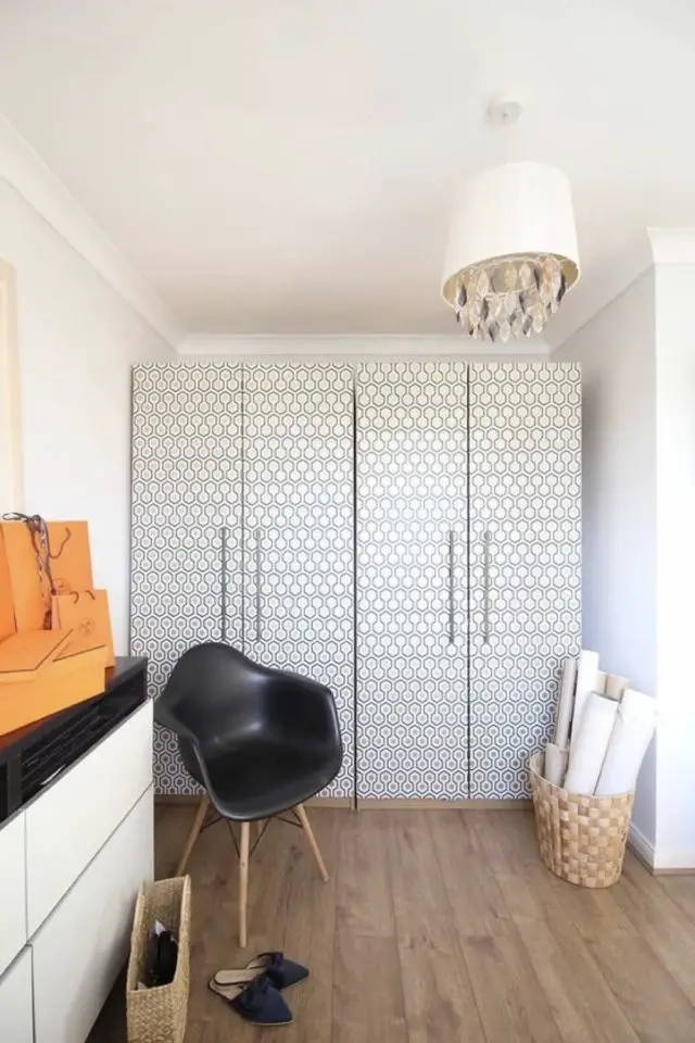 meuble ikea relooking motif idees porte de penderie papier adhésif customisé bricolage facile chambre à coucher