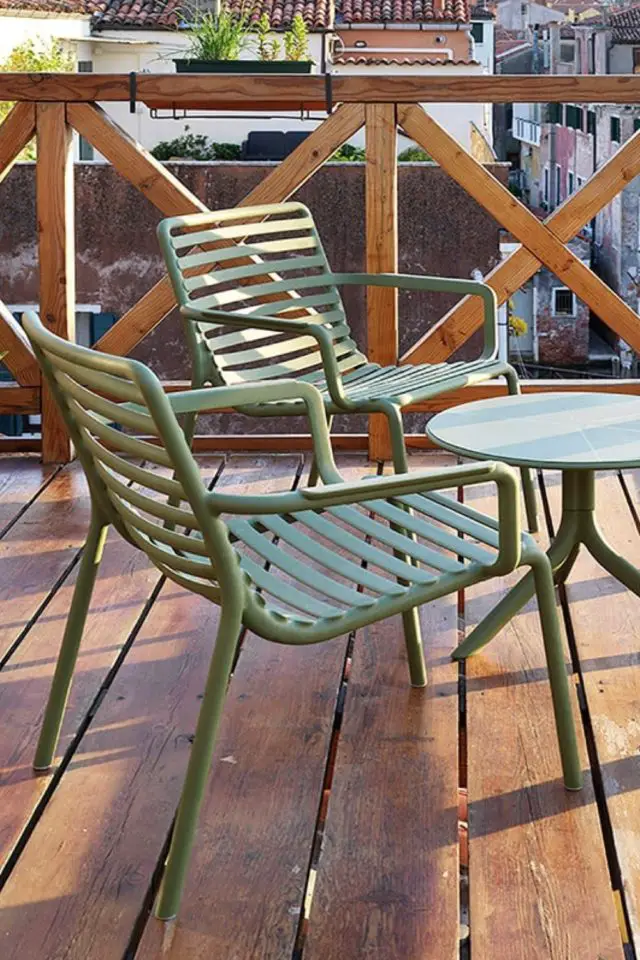 meuble made in france 4 pieds salon balcon petite terrasse fauteuil vert en métal