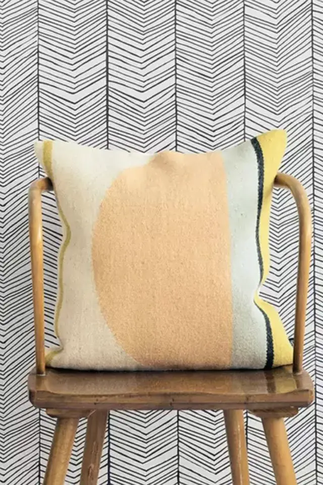 ou trouver papier peint design salon Papier peint Herringbone Ferm Living noir et blanc chevrons modernes