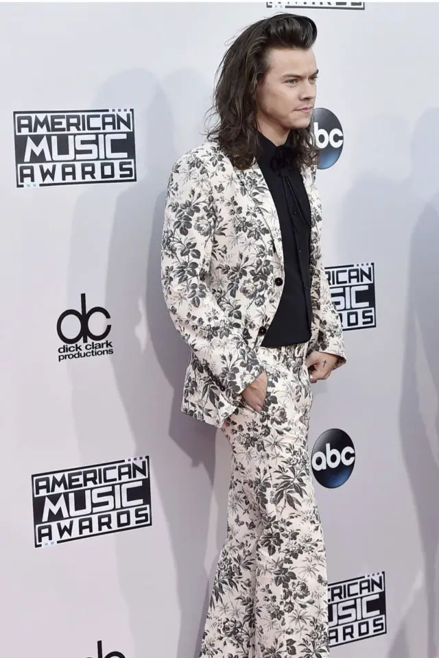 papier peint floral noir et blanc look Harry Styles passion One Direction