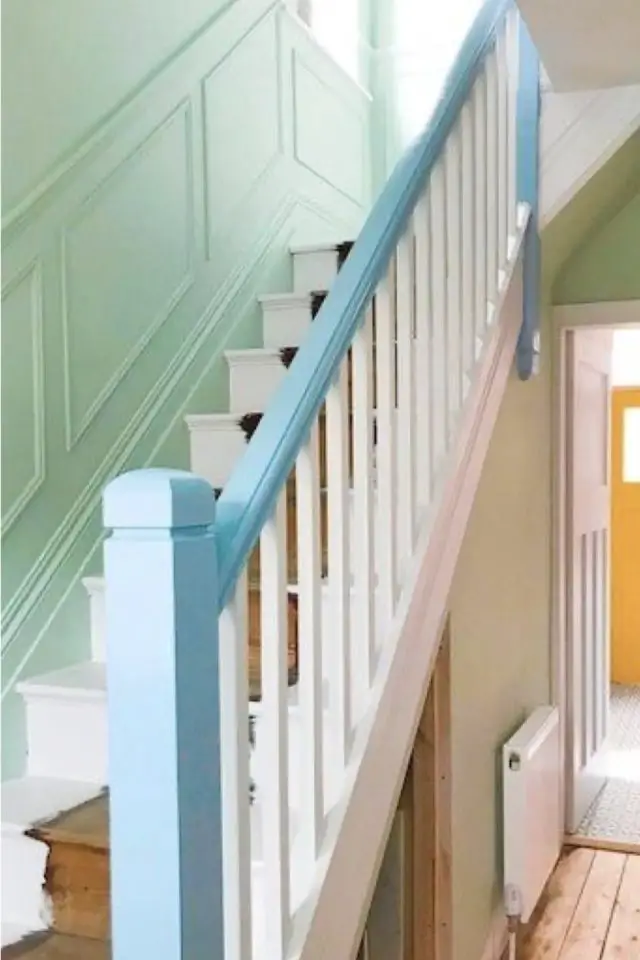 peinture boiserie interieure exemple escaliers rambarde garde-corps rampe soubassement relief vert rose bleu pastel