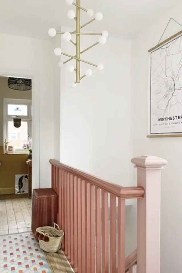 peinture boiserie interieure exemple garde-corps escaliers rose poudré étage maison