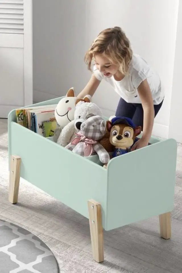 rangement jeux jouets enfants exemple coffre sur pied couleur vert céladon style moderne scandinave peluche poupée livres