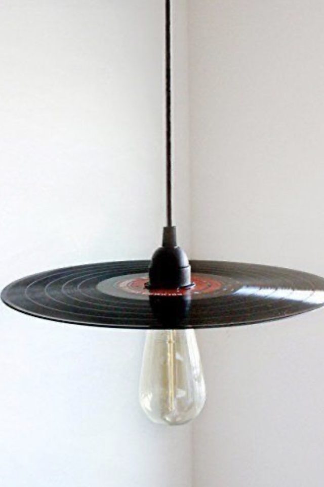 recup vinyle decoration exemple bricolage suspension luminaire facile idée sympa et rapide DIY