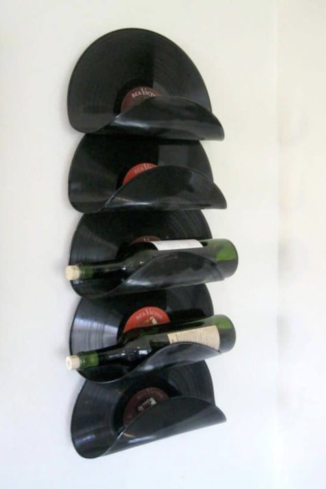 recup vinyle decoration exemple bricolage range-bouteille mural idée DIY pas cher