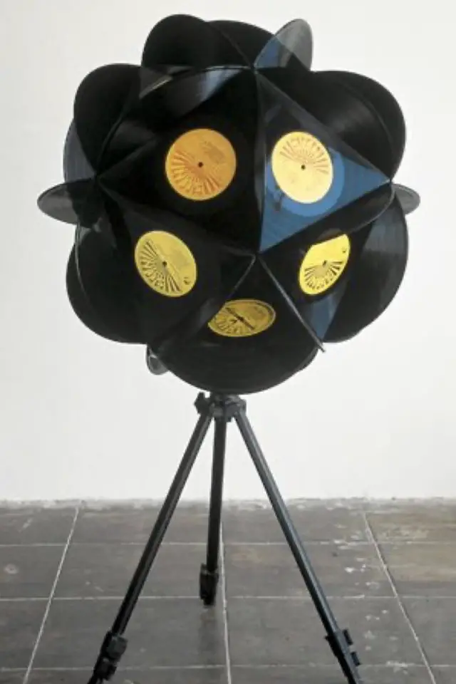 recup vinyle decoration exemple bricolage luminaire assemblage de disque sculpture originale