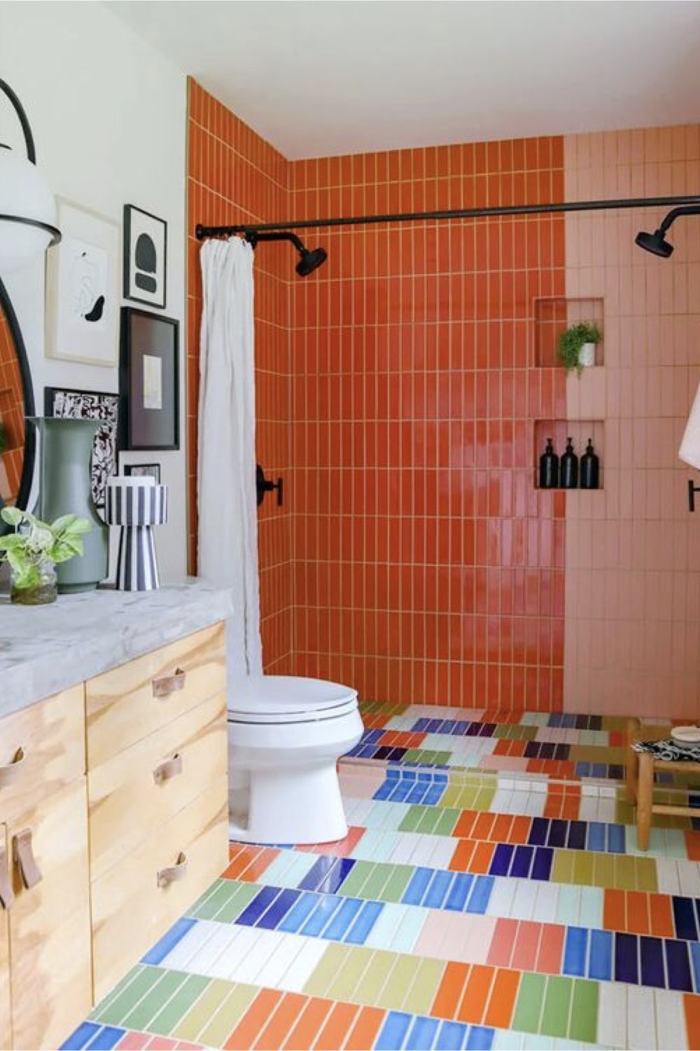 salle de bain douche deco detente sans paroi rideau de douche carrelage sol multicolore mur bicolore orange et rose original