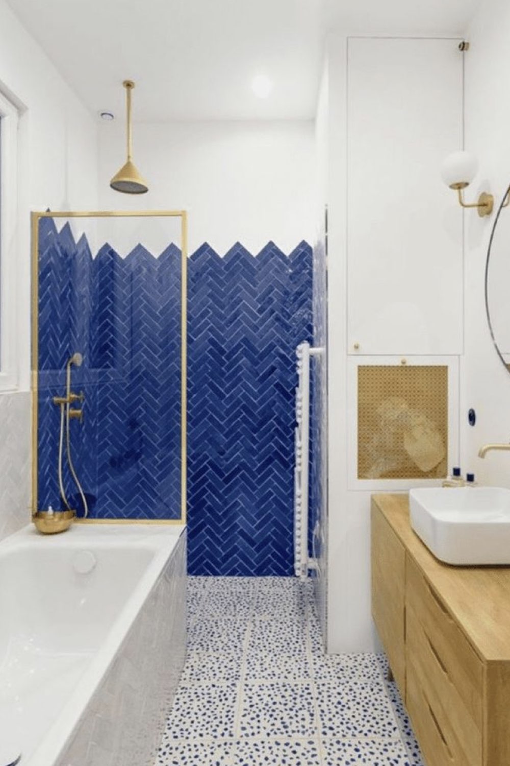 salle de bain douche deco detente bleu et blanc avec une pointe de doré lumineux paroi discrète à l'italienne