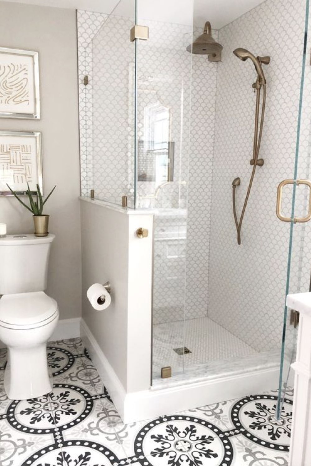 salle de bain douche deco detente blanc sol mosaïque vintage paroi transparente lumineux