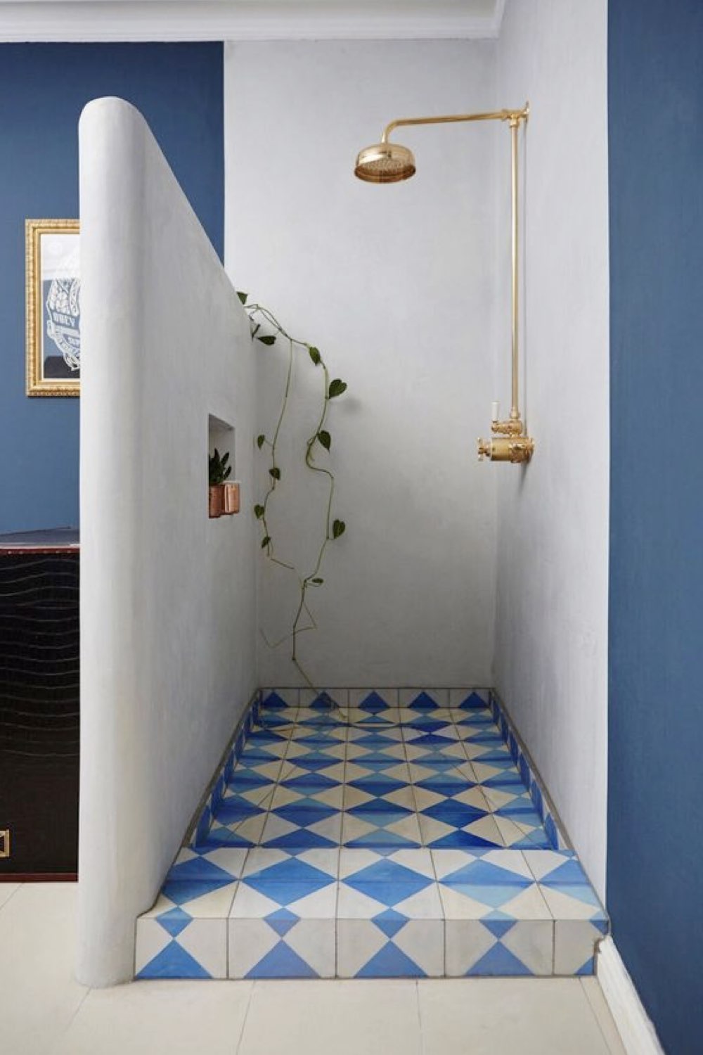 salle de bain douche deco detente bleu et blanc esprit méditerranéen demie cloison chic vacances repos 