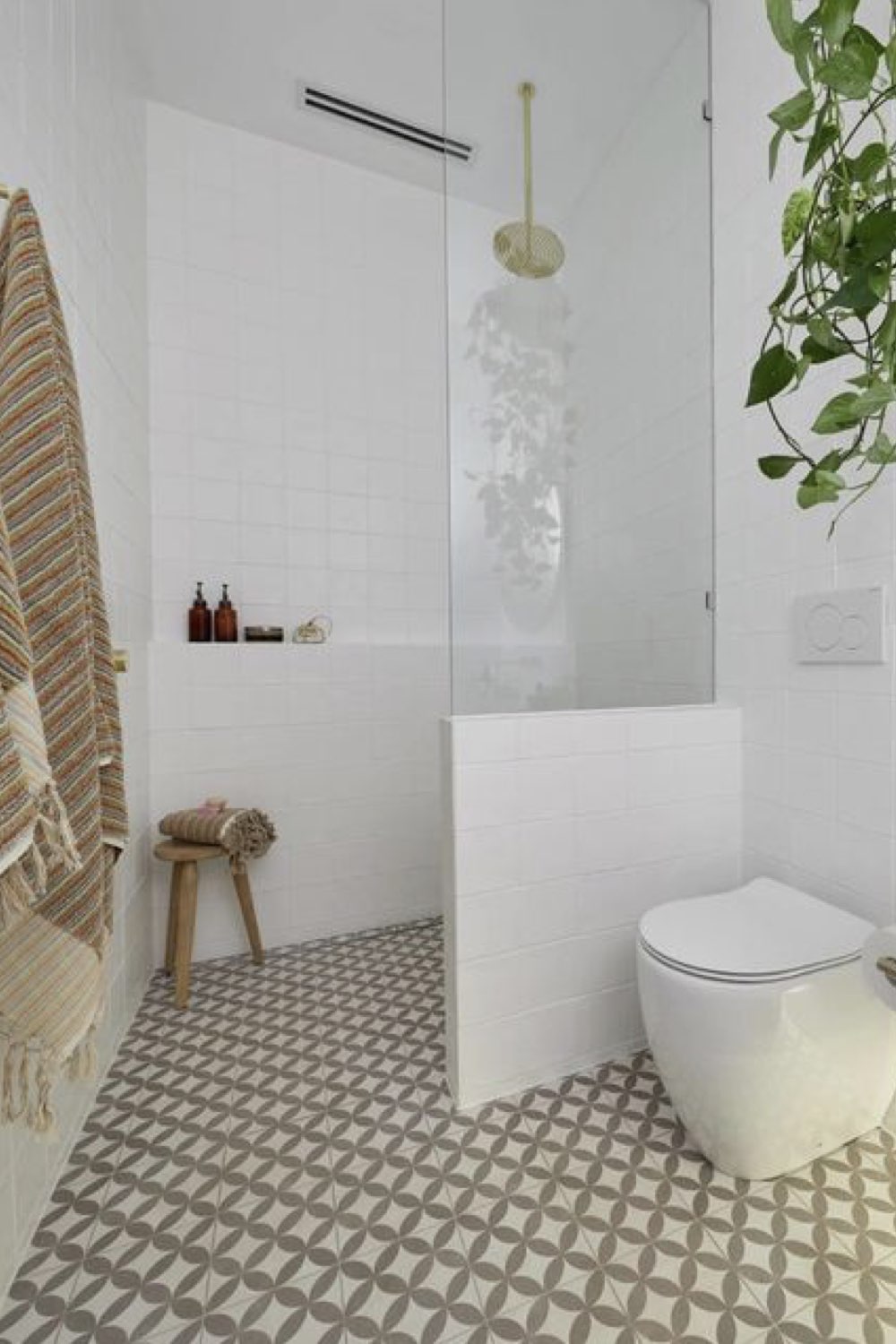 salle de bain douche deco detente italienne sans receveur carrelage motif au sol blanc mur paroi transparente moderne