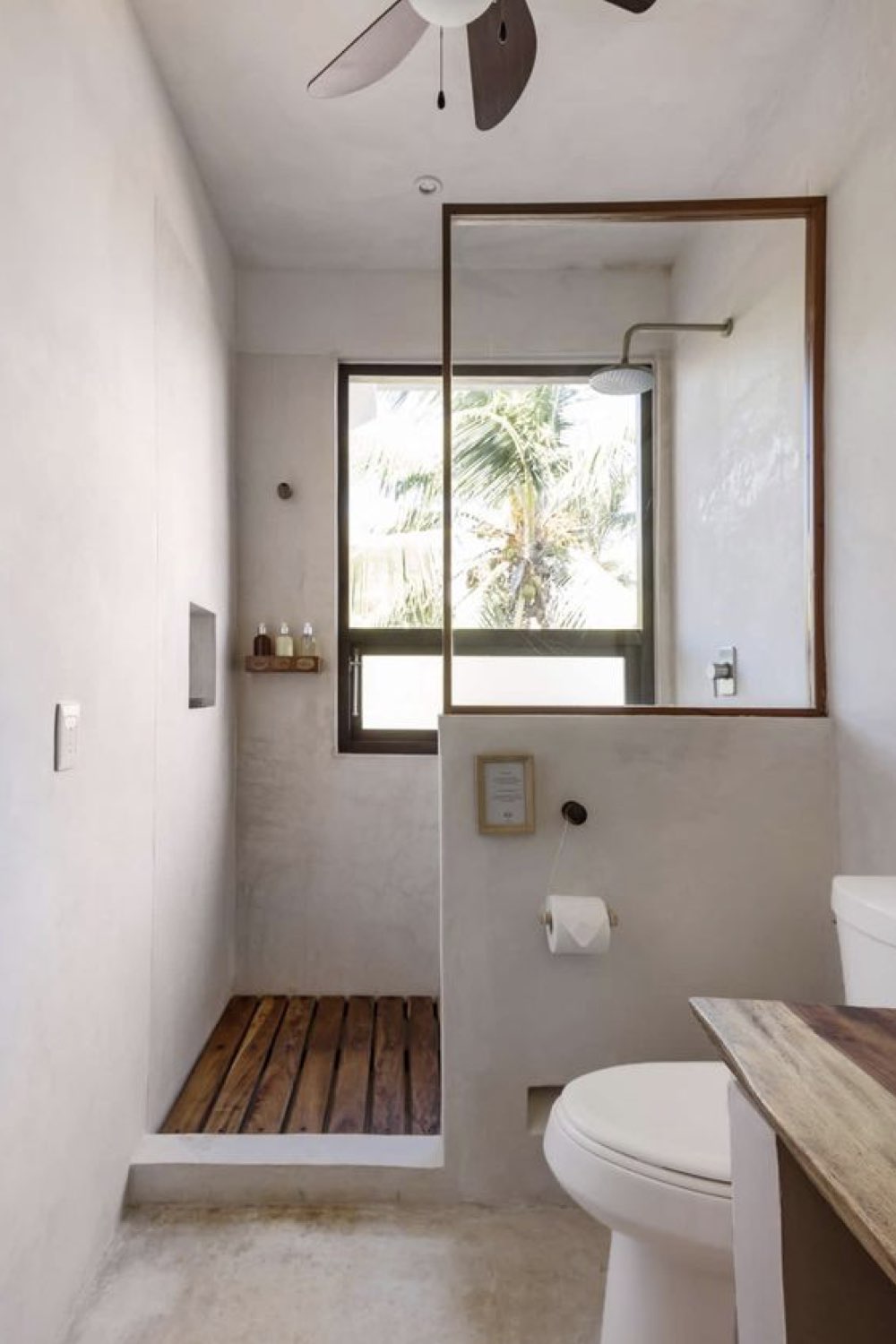 salle de bain douche deco detente  moderne épurée béton cirée sol en bois paroi soubassement tout en longueur