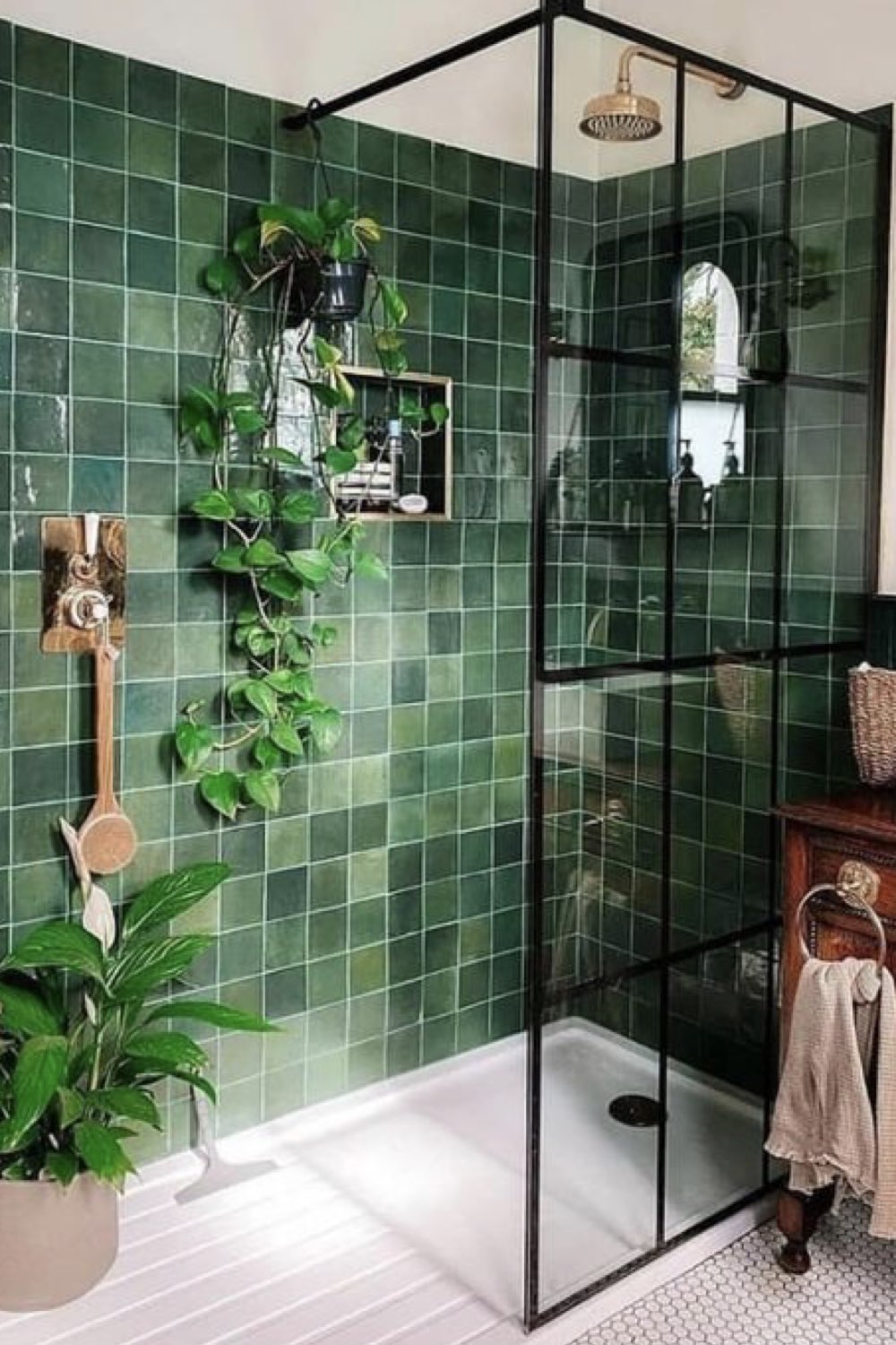 salle de bain douche deco detente zellige carrelage mural vert paroi verrière noire moderne et chic