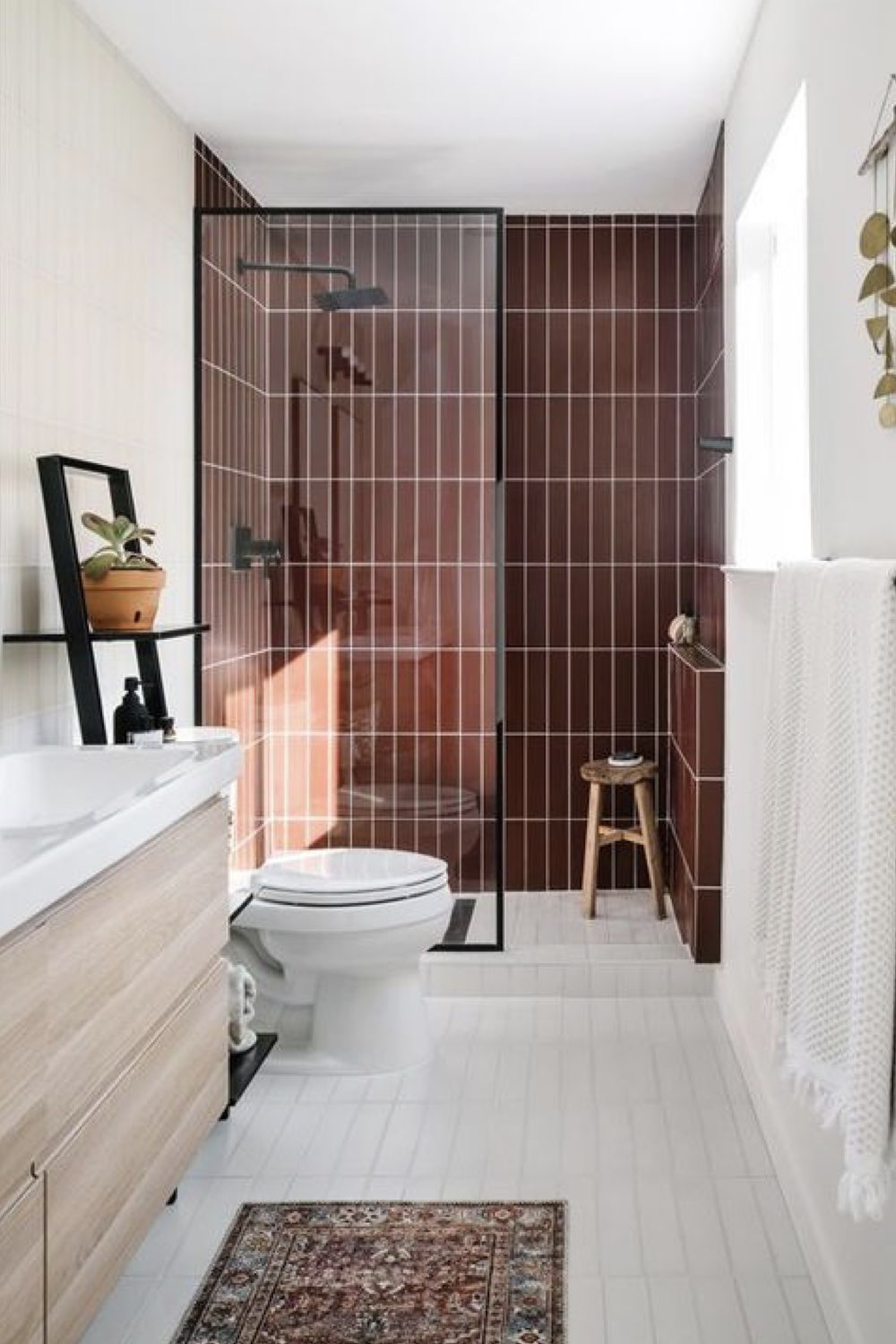salle de bain douche deco detente tout en longeur carrelage bordeaux chic contraste blanc effet profondeur meuble vasque en bois