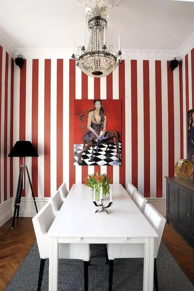 tenue concert harry style inspiration decor interieur revêtement mural salle à manger papier peint rouge et blanc tableau lampe noire