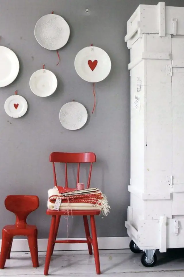 tenue concert harry style inspiration decor interieur coeur blanc et rouge fond gris chaise assiette meuble ancien patiné