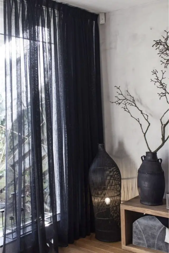 tenues harry styles inspirations deco entrée salle ) manger vase moderne minimaliste voilage fenêtre transparent noir
